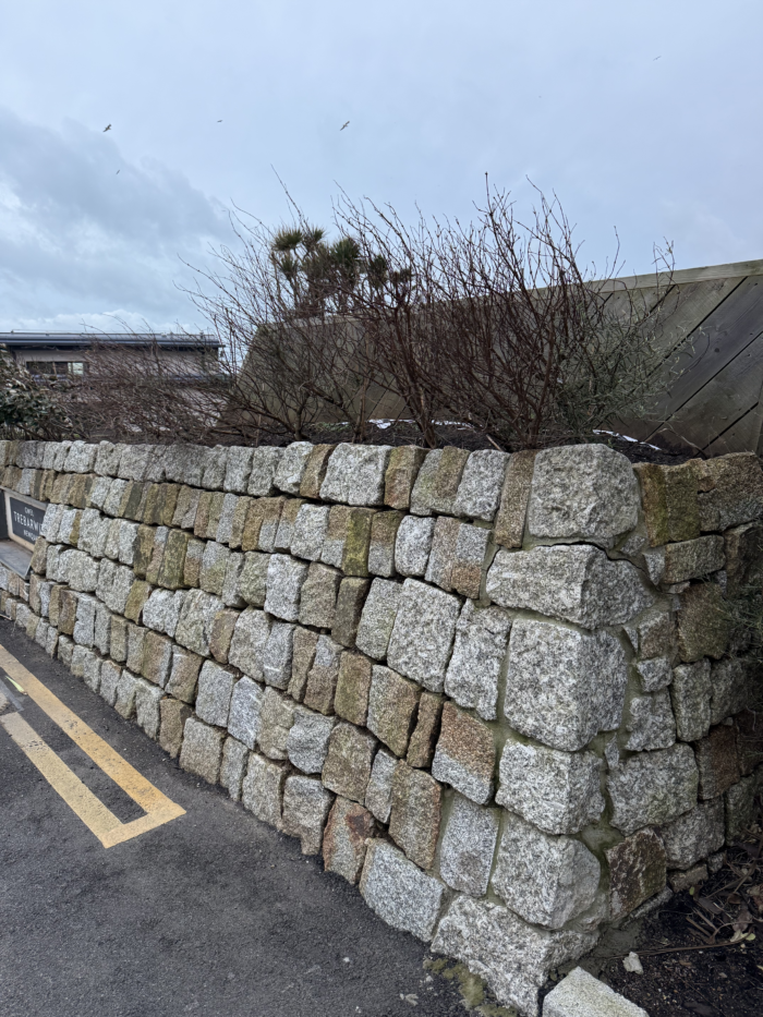 Coursed cropped walling stone