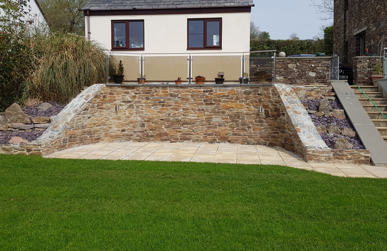 Small-walling-stone-used-in-a-garden.jpg