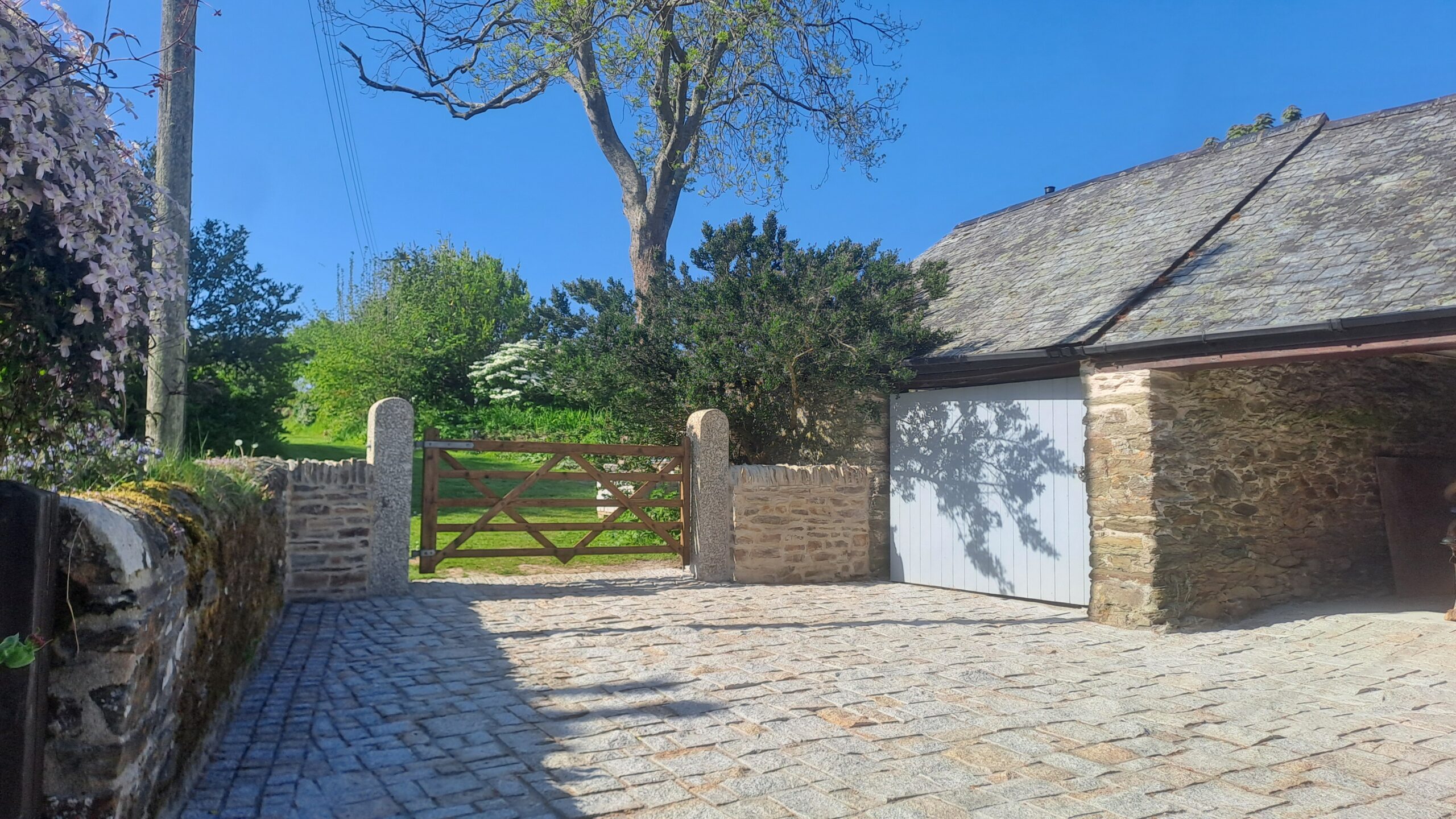 driveway built with Cornish granite setts from Caradon Stone